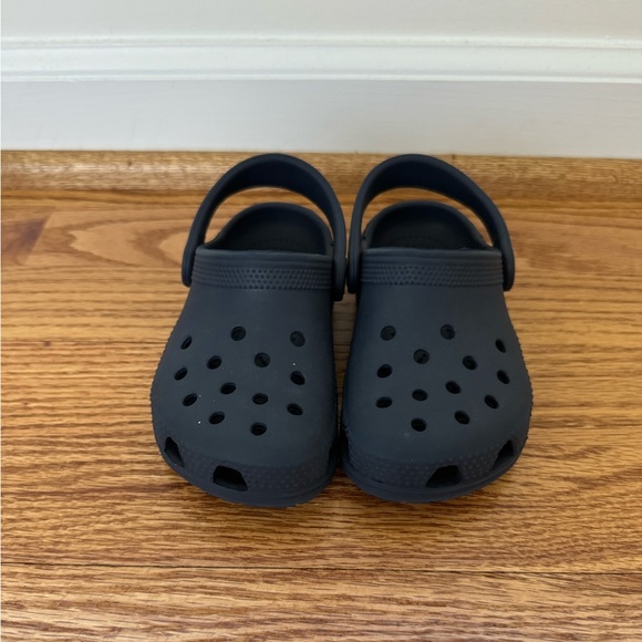 Toddler Crocs in Navy Blue - size 8 - Picture 2 of 3